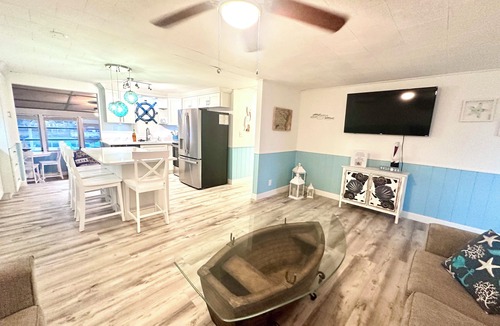 Spring Hill House | Cabin by the Sea
