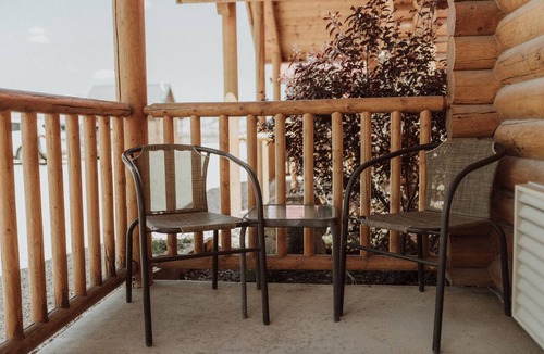 Tropic Cabin | Cabin with King Bed at Bryce Canyon Log Cabins