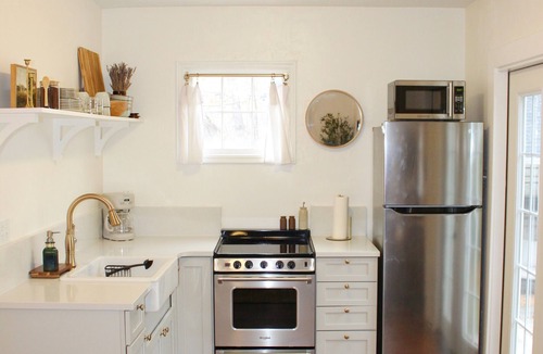 Canyon Rim Cottage | Calm, Cozy Mountain-View Guesthouse with Full Kitchen