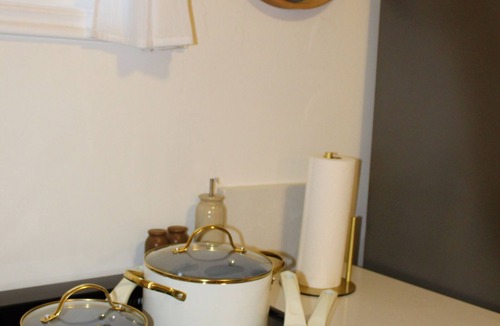 Canyon Rim Cottage | Calm, Cozy Mountain-View Guesthouse with Full Kitchen