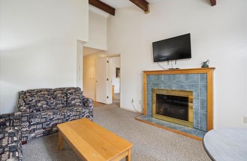 West Bridgewater Hotel | Cedarbrook Deluxe Two Bedroom Suite with outdoor heated pool 10304