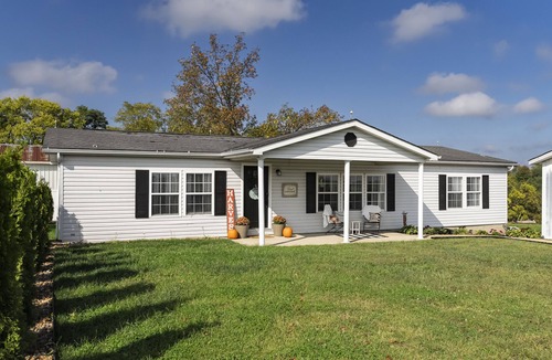 Dry Ridge House | Charlie's Place, minutes to The Ark, Sleeps 7. Fishing, hiking, paddleboat.
