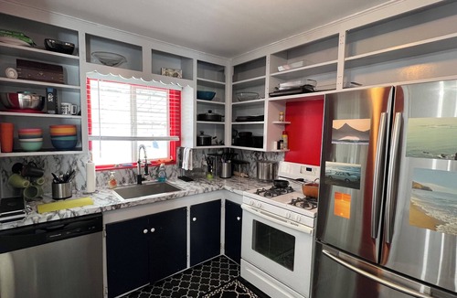 South Salt Lake House | Charming 2-bedroom house with WiFi, a hot tub and 30 min away from adventure.