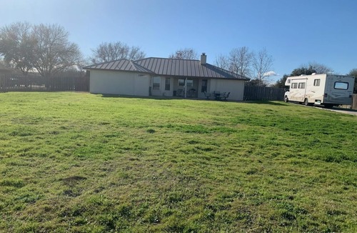 Seguin House | Charming 3-bedroom house between Seguin and New Braunfels - includes RV Hookups