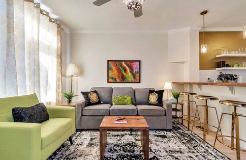 People's Freeway Apartment | Charming Cottage-Trax route to downtown-Hot Tub