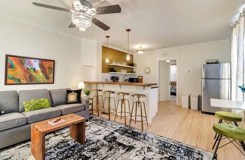 People's Freeway Apartment | Charming Cottage-Trax route to downtown-Hot Tub
