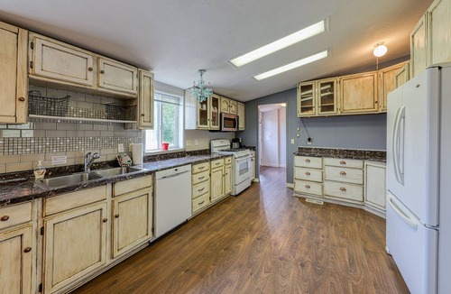 Moab South Valley House | Charming, dog-friendly home w/ a full kitchen - come see Arches National Park!