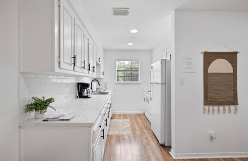 Fairhope House | Cheerful 2 Bedroom Cottage KING BED + Fenced Yard