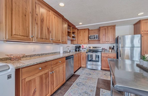 Cottonwood Heights Apartment | City and Mountain Views from a Private Hot Tub + King Bed!