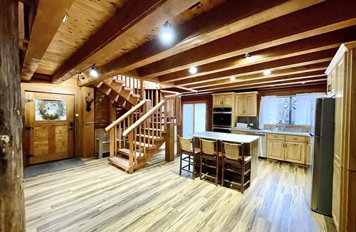 Sundance Cabin | Classic mountain retreat Right on the stream Hot tub Wood-burning fireplace Set in Sundance Canyon
