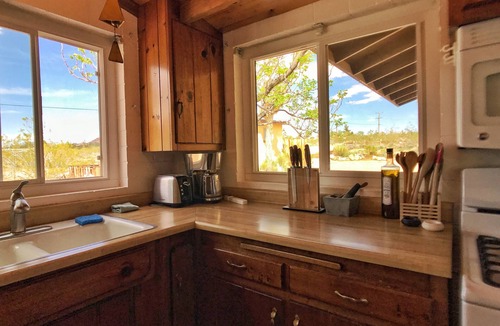Monument Manor House | Clever Rabbit: 5-Acre Retreat Joshua Tree National Park with Starlink Internet