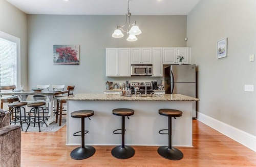 Metropolitan Condo | Comfy-Cozy-Walk to Forsyth Park-King Beds