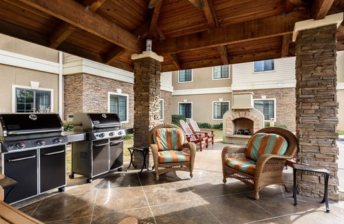 Oak Apartment | Complimentary Breakfast Buffet | Minutes from Shopping + White Sand Beaches
