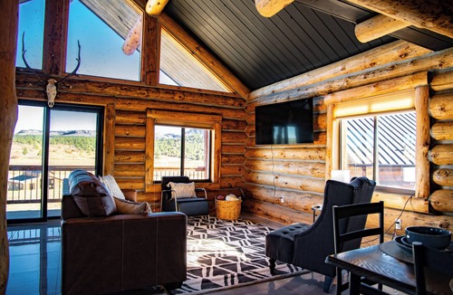Mancos Cabin | Convenient and Peaceful 1-bedroom cabin on a ranch in Mancos with WiFi.