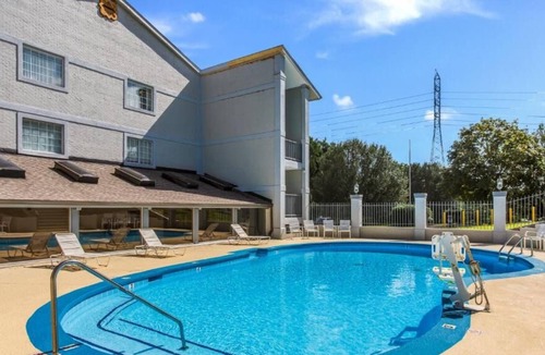 Merry Oaks House | Convenient Stay in Delhi! 4 Budget-friendly Units, Free Breakfast and Parking