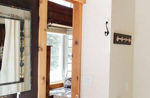 Sandy Cottage | Couple's Cozy Cottage, Hiker & Skier Paradise