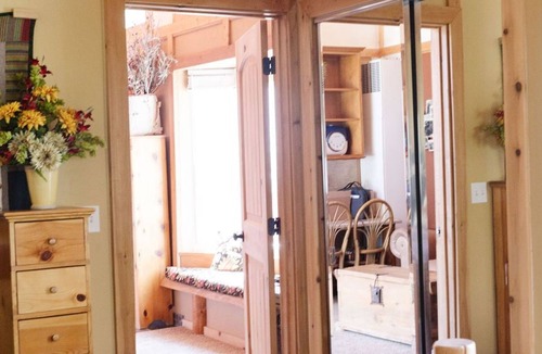 Sandy Cottage | Couple's Cozy Cottage, Hiker & Skier Paradise