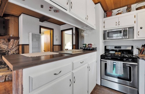 Big Bear City Cabin | Cozy 2-bedroom cabin in welcoming Big Bear with WiFi