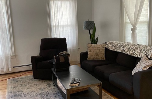 South End Apartment | Cozy- 2-Bedroom clean and Quiet- Maple St. Walk anywhere