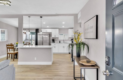 Winchester House | Cozy 3BR/2BA Home Near Las Vegas Convention Center - Sleeps 8!