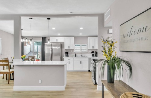 Winchester House | Cozy 3BR/2BA Home Near Las Vegas Convention Center - Sleeps 8!