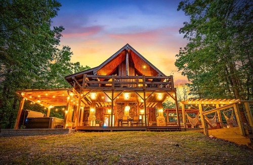 Morganton Cabin | Cozy Bear Lodge Log Cabin, Big Green Egg, Outdoor Grill Station, Hot Tub grotto