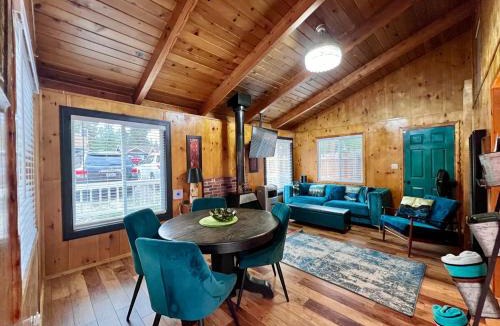 Big Bear City House | Cozy Big Bear cabin for couples Hot tub,deck,pets,WiFi