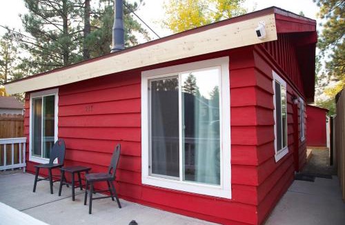 Big Bear City House | Cozy Big Bear cabin for couples Hot tub,deck,pets,WiFi