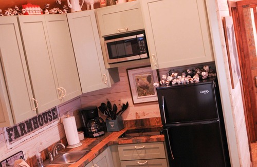 New Braunfels Cabin | Cozy Cabin near the Comal River-Cabin #7- Farmhouse Theme. Walk to Wurstfest