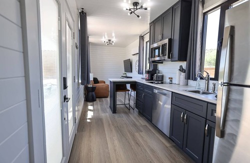 Orderville House | Cozy Container Retreat near Zion Hot tub & Sauna