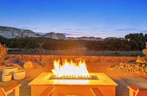 Orderville House | Cozy Container Retreat near Zion Hot tub & Sauna