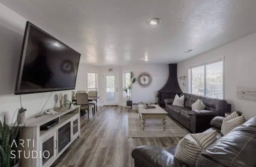 La Verkin House | Cozy home, Indoor Pool, Near Zion, Sleeps 10+