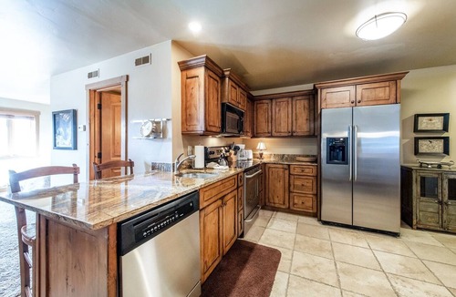 North Park City Condo | Cozy Park City Studio Near Park City Mountain Resort-Full Kitchen & Fireplace