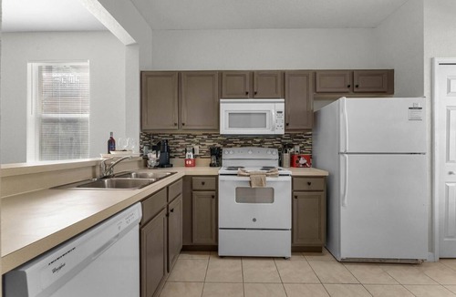 Regal Palms House | Cozy Retreat 4BR-walk to Resort's Lazy River,pools-12 miles to Walt Disney World