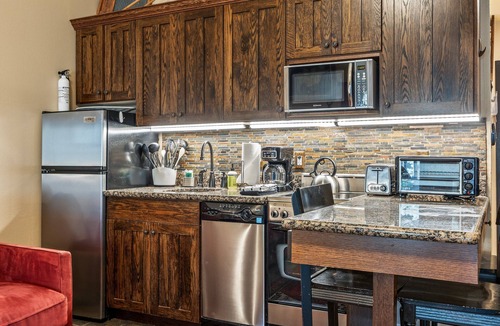 North Park City Hotel | Cozy stay for 4: 5 Min Drive to Base, Full Kitchen, Shared Hot Tub & Pool, Restaurants Nearby!
