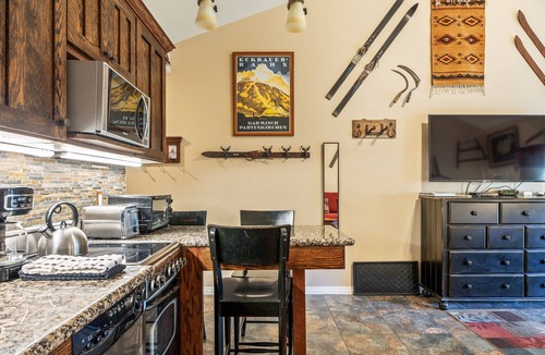 North Park City Hotel | Cozy stay for 4: 5 Min Drive to Base, Full Kitchen, Shared Hot Tub & Pool, Restaurants Nearby!