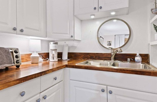 Thunderbolt Apartment | Cozy Studio/Sleeps 2/Mins to DT and Tybee/Outdoor Patio