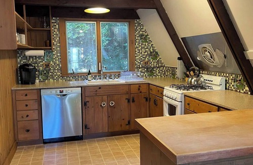 Jamaica House | Cozy Vermont A-frame on a quiet private road, minutes from Stratton. Enjoy year-round adventure, then unwind in the hot tub under the stars. Spacious, stylish, and perfect for groups seeking both relaxation and outdoor fun.
