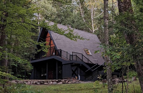 Jamaica House | Cozy Vermont A-frame on a quiet private road, minutes from Stratton. Enjoy year-round adventure, then unwind in the hot tub under the stars. Spacious, stylish, and perfect for groups seeking both relaxation and outdoor fun.