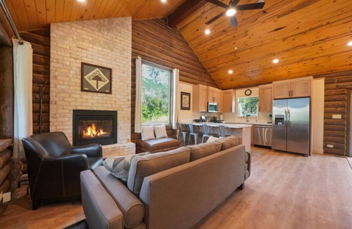 River Bottoms Cabin | Cute Cabin w/Mountain Views *King Bed*