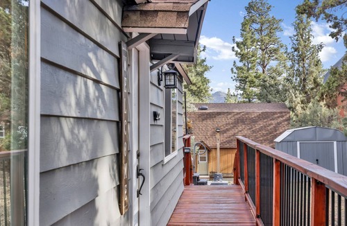 Big Bear City Ski Chalet | Daze Off by Big Bear Vacations | Hot Tub | Cozy Modern Bear City Chalet