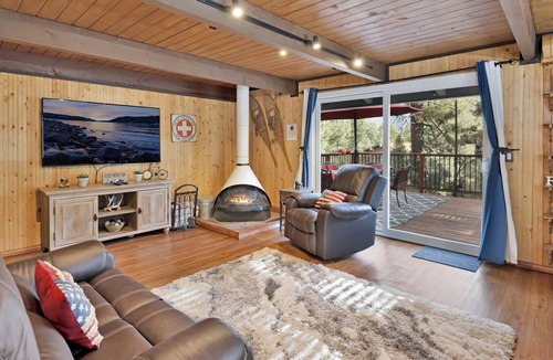 Big Bear City Ski Chalet | Daze Off by Big Bear Vacations | Hot Tub | Cozy Modern Bear City Chalet