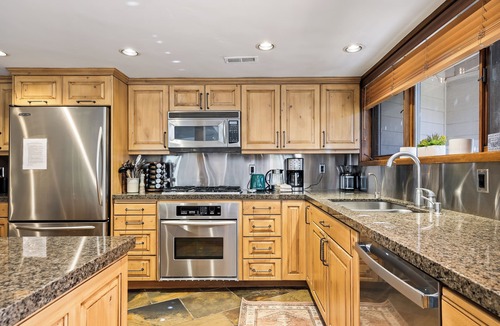 Deer Valley House | Deer Valley, 3 min drive to ski resort! Gourmet Kitchen, Cozy Fireplace, Sleeps 8