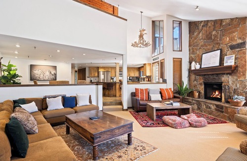 Deer Valley House | Deer Valley, 3 min drive to ski resort! Gourmet Kitchen, Cozy Fireplace, Sleeps 8