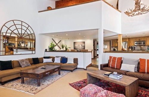 Deer Valley House | Deer Valley, 3 min drive to ski resort! Gourmet Kitchen, Cozy Fireplace, Sleeps 8
