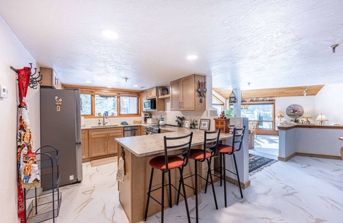 Deer Valley Condo | Deer Valley Vacation Home - Fawngrove Lakeside with Private Hot Tub, Free Shuttle, 2 Mins to Skiing