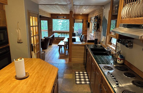 Hyak House | Delightful 4-bedroom Mountain Cabin in Snoqualmie Pass for your getaway.