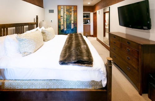 Deer Valley Cabin | Deluxe King Room with Fireplace by RedAwning