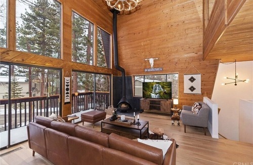 Upper Moonridge House | Designer cabin w/sauna & hot tub 1 mile from Bear mountain