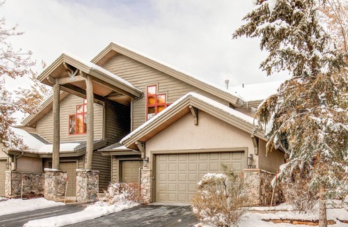 Park Meadows House | Dog-friendly home with private hot tub, fireplace, en suites & great location